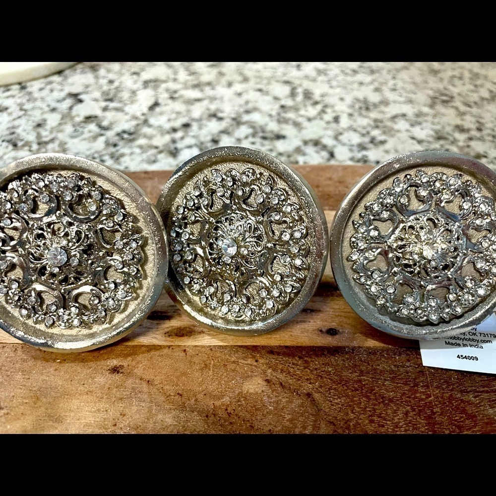 Stunning Round Drawer Pulls Silver w/gems 3 in set